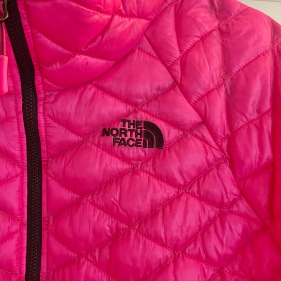 The North Face Fuchsia Thermoball Jacket, size XXL - Picture 3 of 7